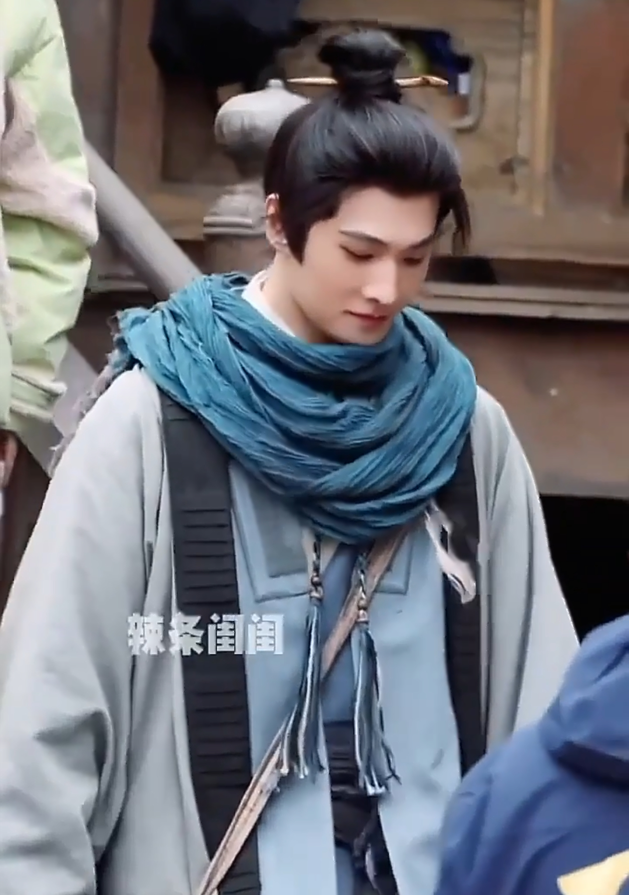 杨洋《不让江山》李叱首次造型路透🈶 杨洋的手好肿