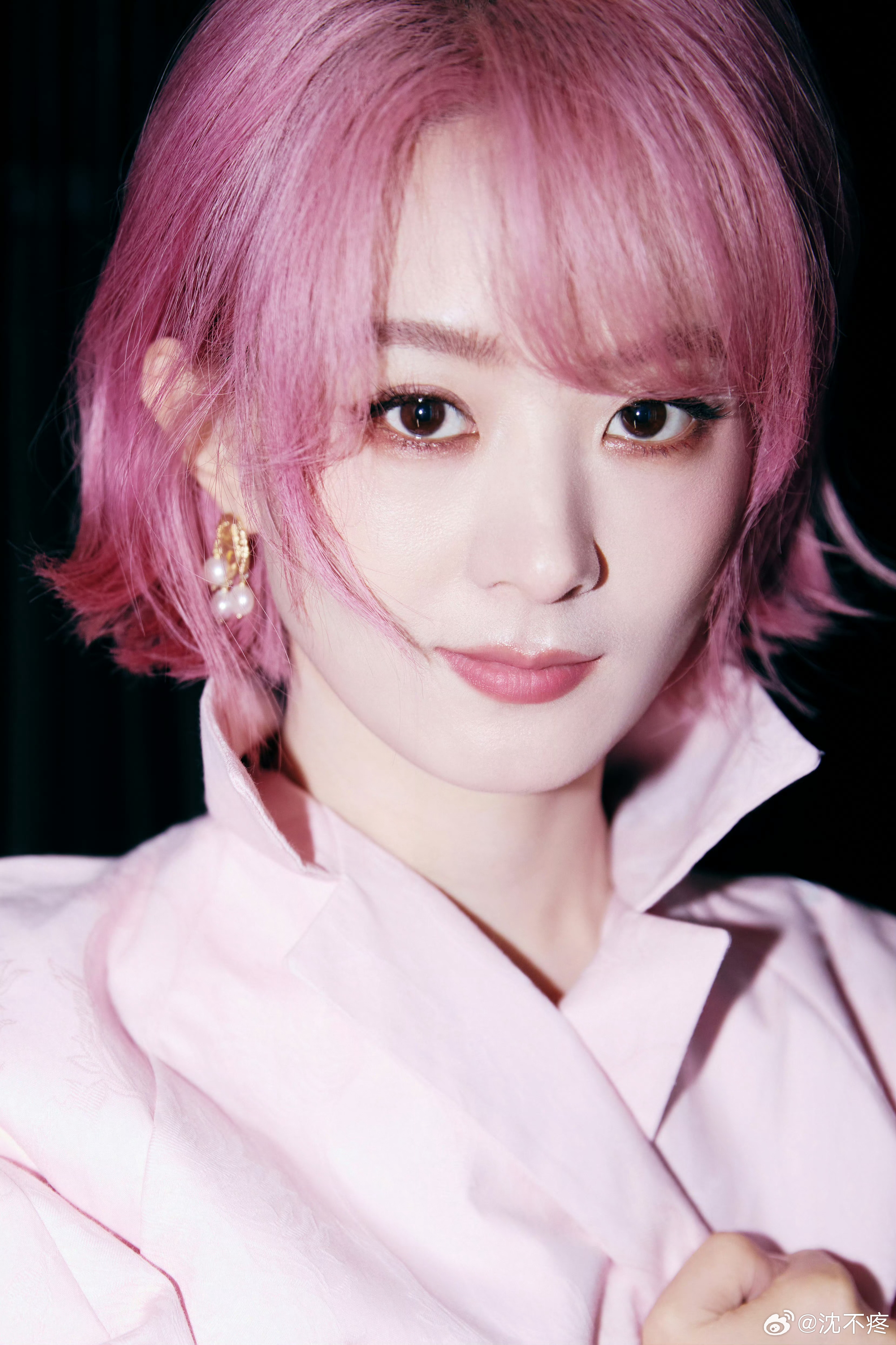 赵丽颖allpink奇怪明明是小女孩的淡粉色，怎么穿出了女王的感觉啊赵丽颖[超话