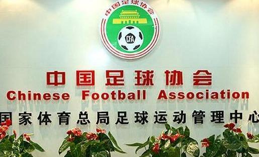 为鼓励中国球员实现留洋梦，中国足协与五大联赛俱乐部达成协议，中足联提议每送1人至