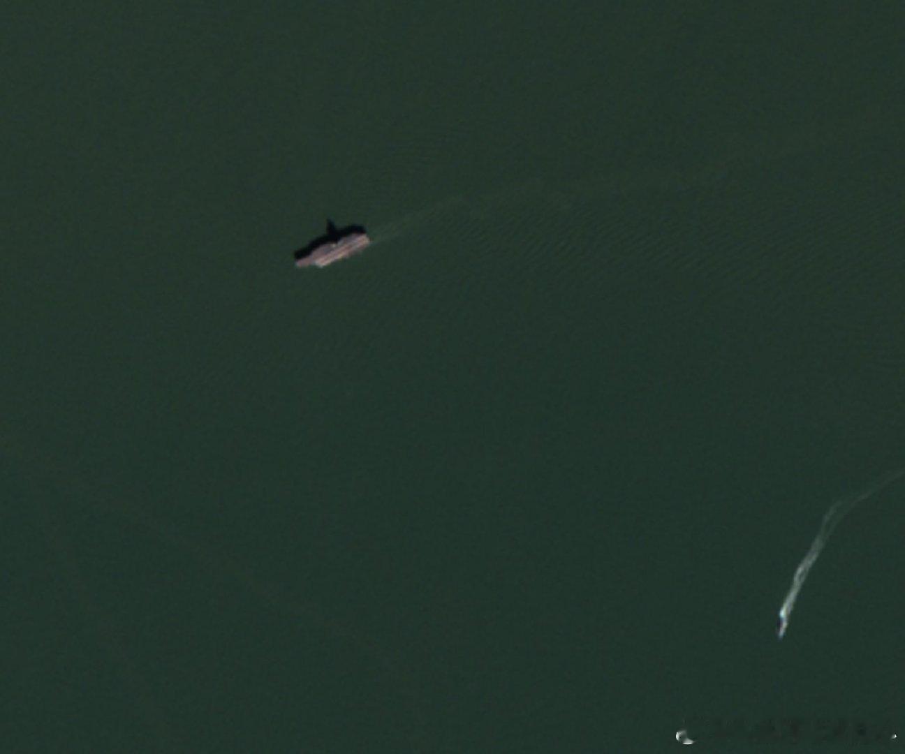 CV-18福建舰正在渤海进行试航。其附近似乎有一些不寻常的活动。照片显示，“福建