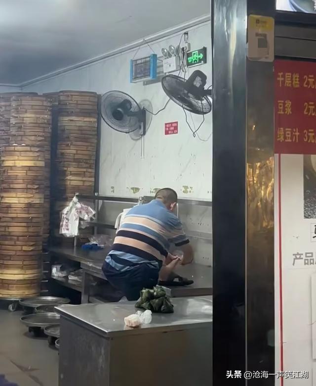 买过这家包子的人，
现在都哭晕在厕所里了。

长沙人排长队买的包子，店里员工把脚