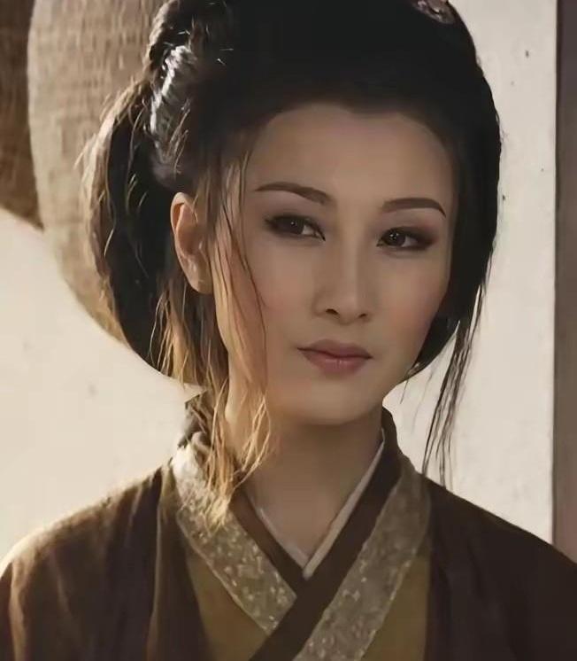 蹲在草丛里，眼睁睁看着师娘被魔教的人围住羞辱，愣是一根手指头没动，事后理由就一句