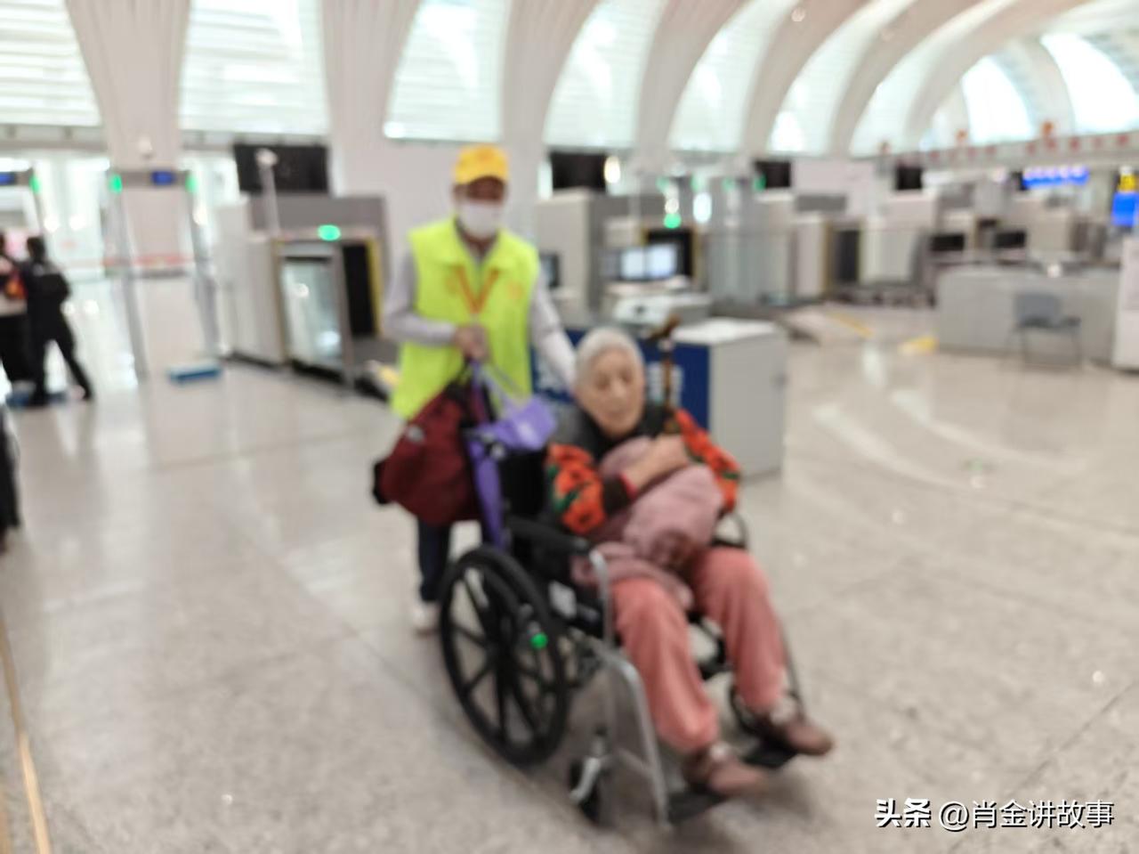战场立战功 春运暖归途——退役军人志愿者覃兆福的坚守
 
在广州白云火车站038