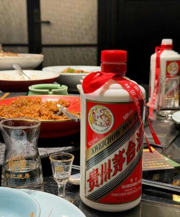 说真的，我不会买茅台。

不是因为买不起，是真的没感觉。

前几天朋友聚会，有人