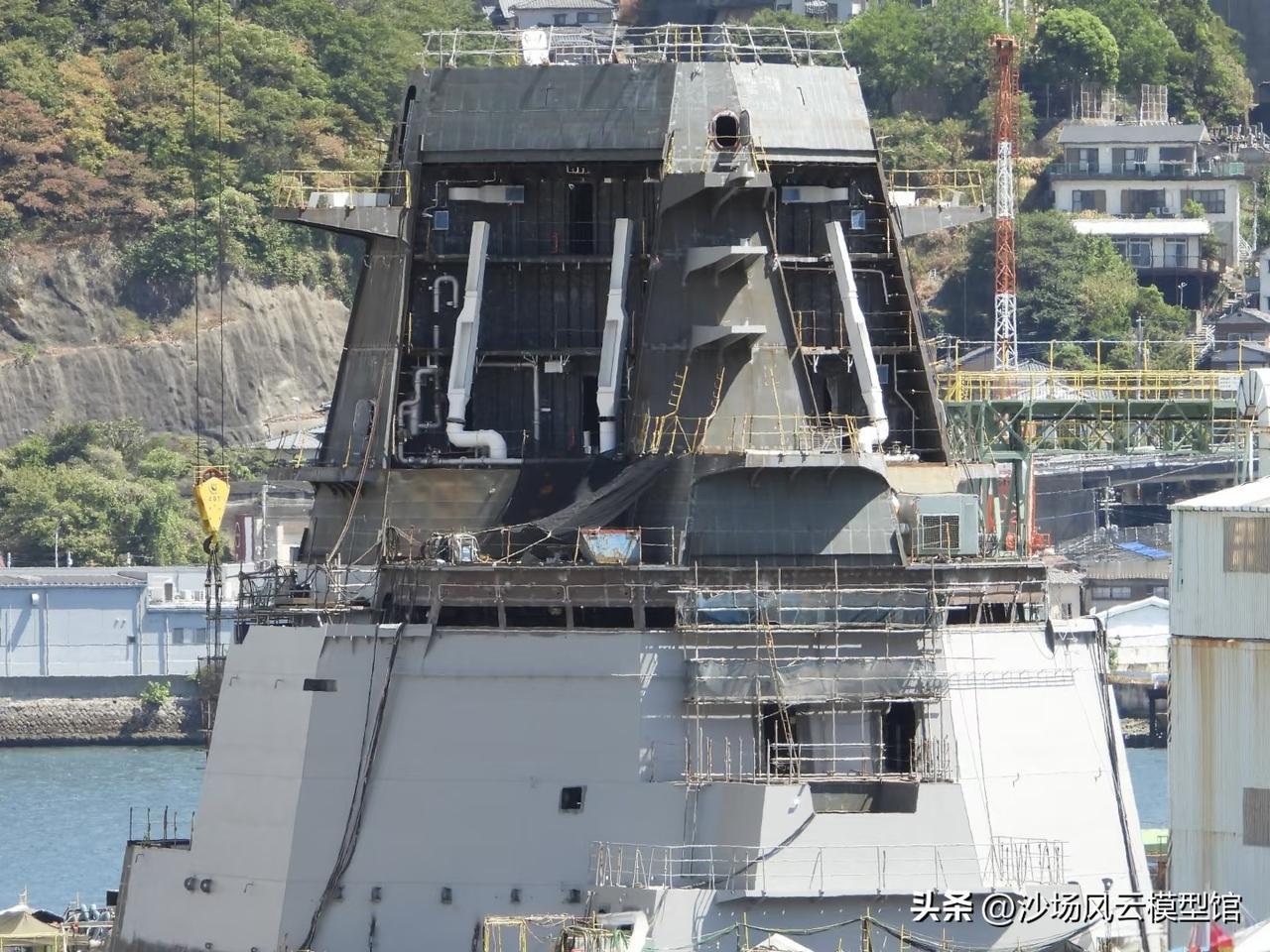 樱花国海自的宙斯盾系统搭载舰建造迅速非同小可。通过网络用户拍摄的照片，该舰搭载A