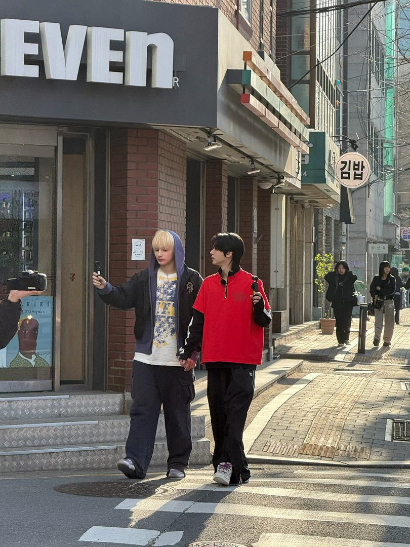 【twi】今天粉丝偶遇到一起拍摄的TXT休宁凯和TWS金道勋