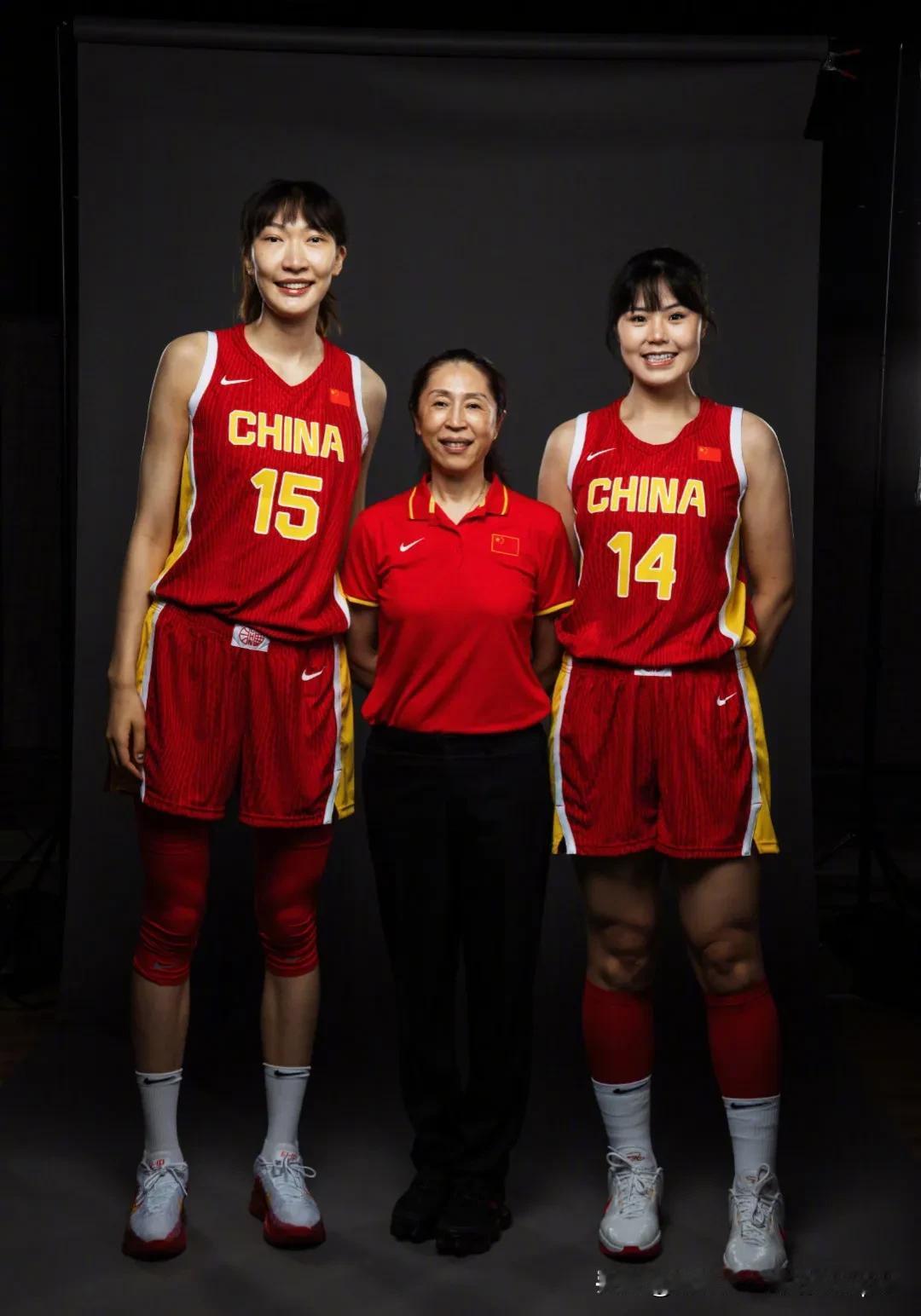 中国女篮巴黎奥运会定妆照出炉，郑薇有“左右护法”和“四大金刚”，三军用命有机会摸