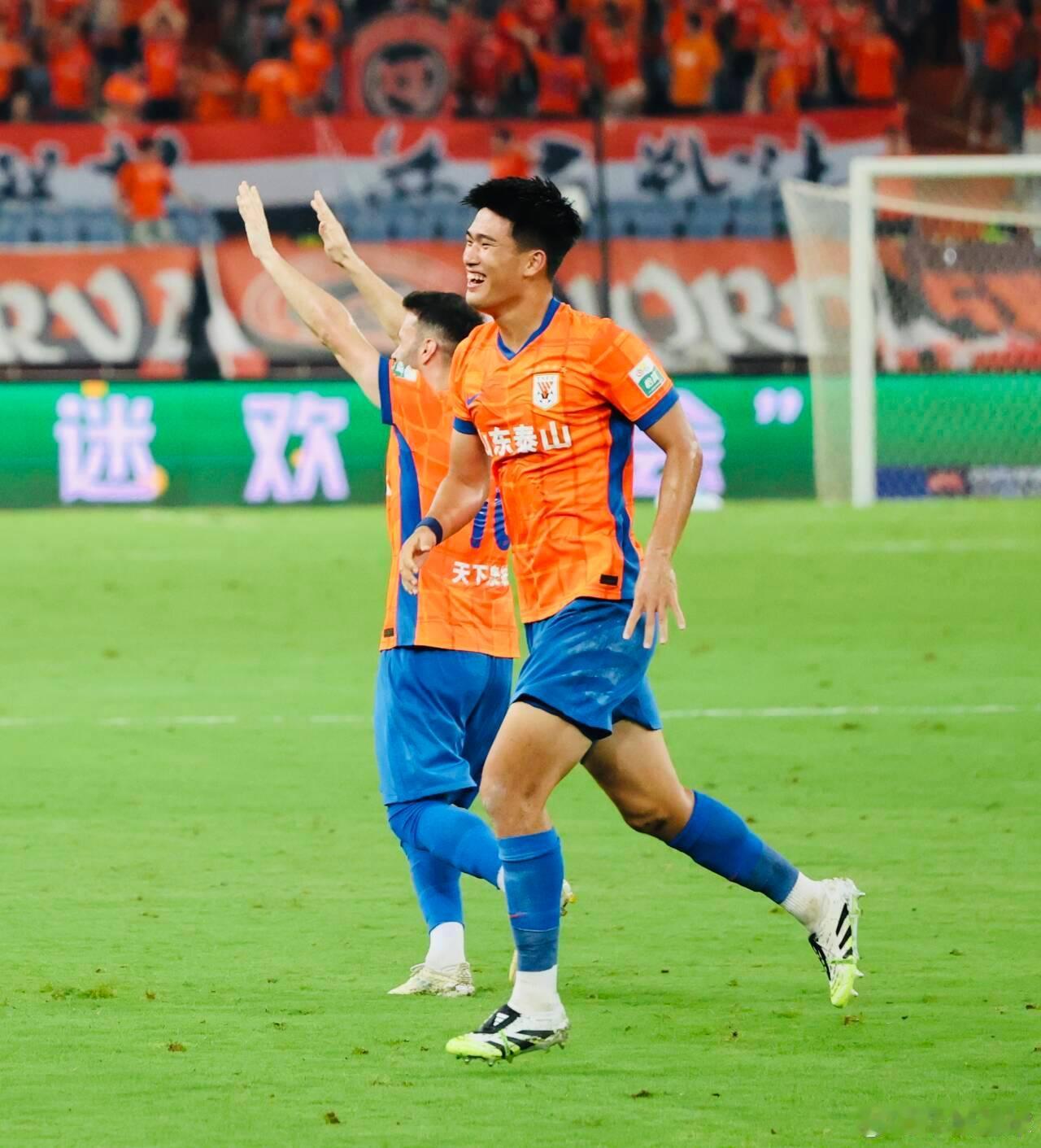 彭啸说希望成为别人的模板彭啸说高坚果外号无法反驳 新赛季的泰山队，彭啸成为中卫位