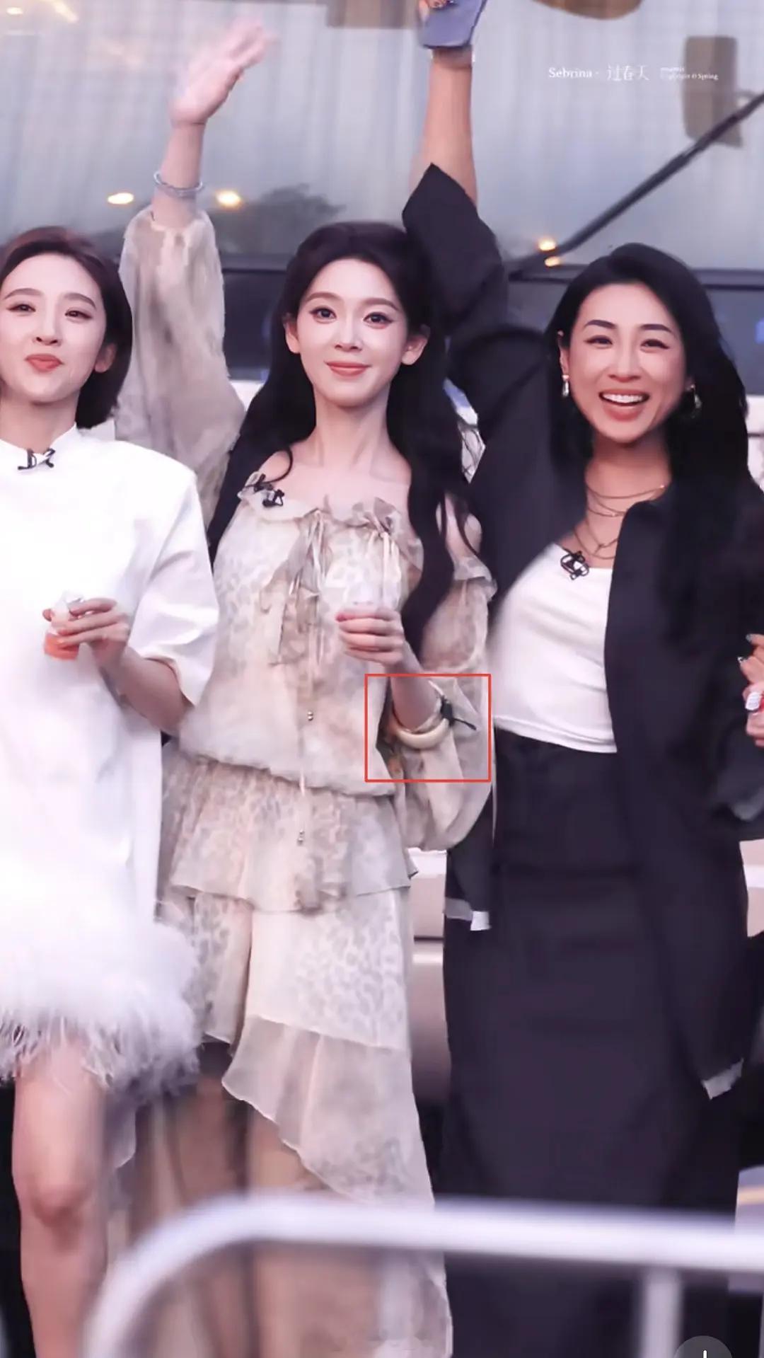 陈瑶下班戴者来女送的镯子陈瑶下班戴了者来女送的镯子 呜呜瑶瑶今天下班戴了者来女送
