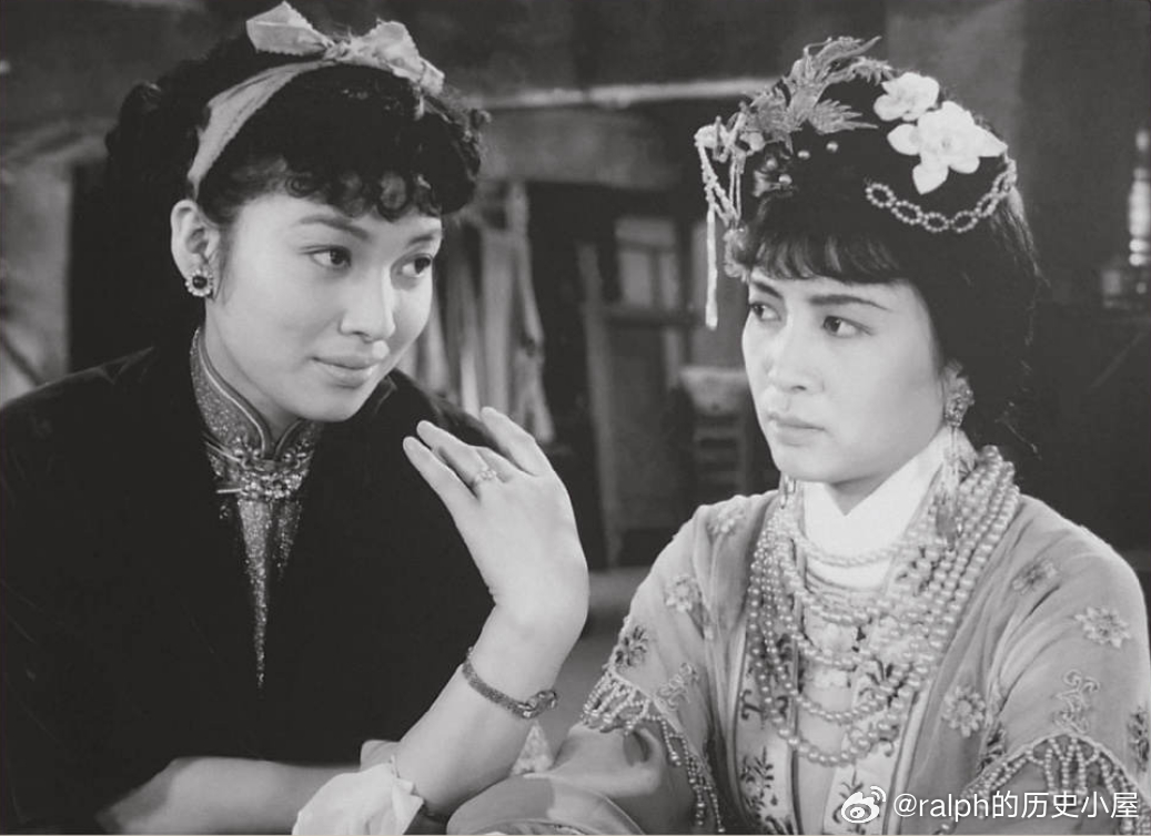 1965年电影《舞台姐妹》剧照，曹银娣饰演的兴越红与谢芳饰演的竺春花历史影像