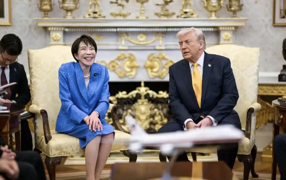 高市早苗自从回到日本后，就像换了个人一样，神情严肃，笑容没了，动作也不多了，关键