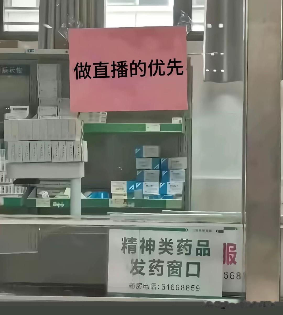 当一个几十万粉丝的大博主，如今蹲在夜市里摆摊，你问他为什么不开直播，他可能会说光