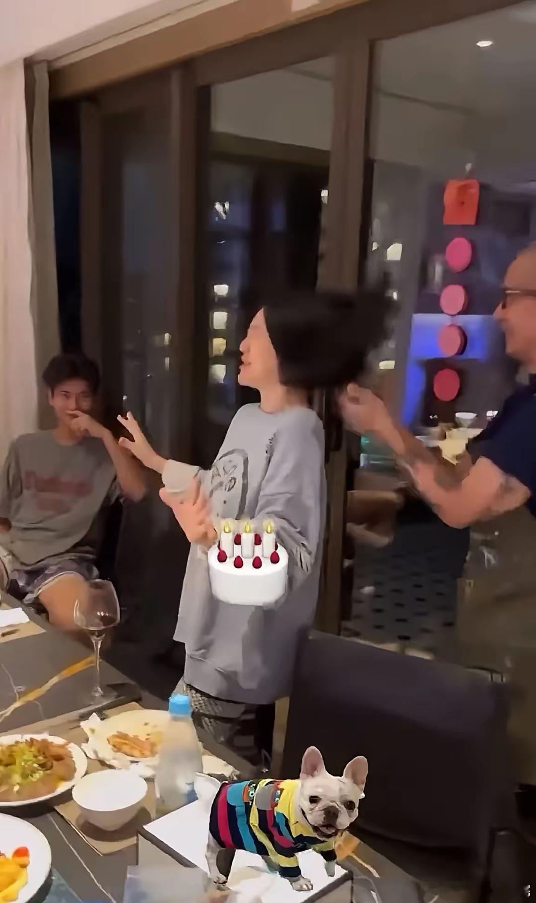 大S和具俊烨去澳门了！今天是大S外甥17岁生日，大S、具俊烨、小S都赶到了澳门，