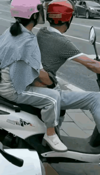 这是有多冷？放里面暖暖手？又或者没有地方抓，怕掉下去！没看明白，绝对没看明白。[