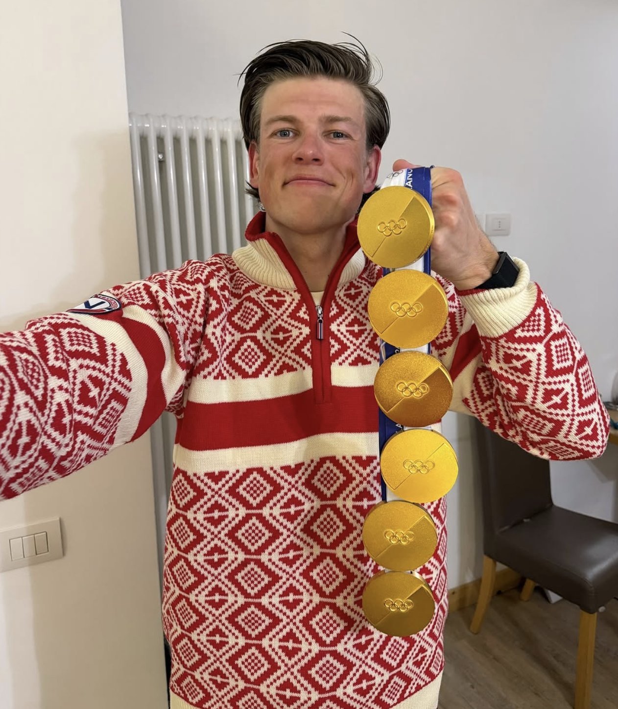 挪威男子越野滑雪选手约翰尼斯·克莱博今天拿到了他个人米兰-科尔蒂纳冬奥会的第6枚