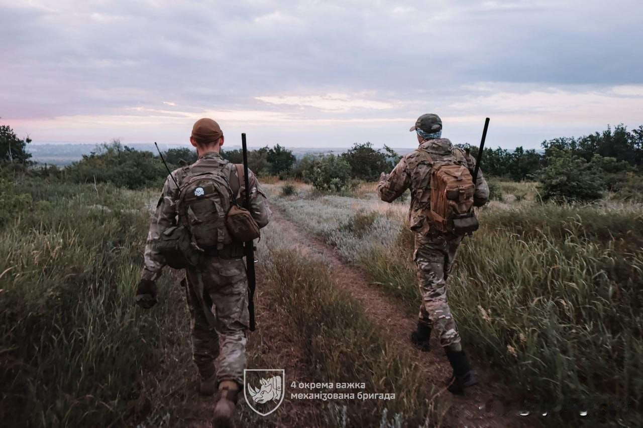 🇺🇦在FPV（第一人称视角）无人机袭击威胁下行进数小时，时刻保持对空域的掌控