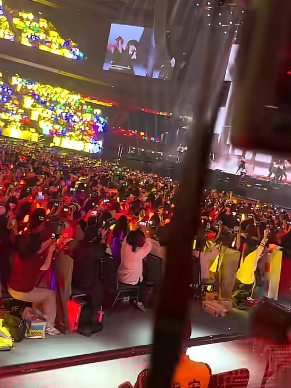 台下所有焚寂全部在苏新皓solo舞台时举起了相机…