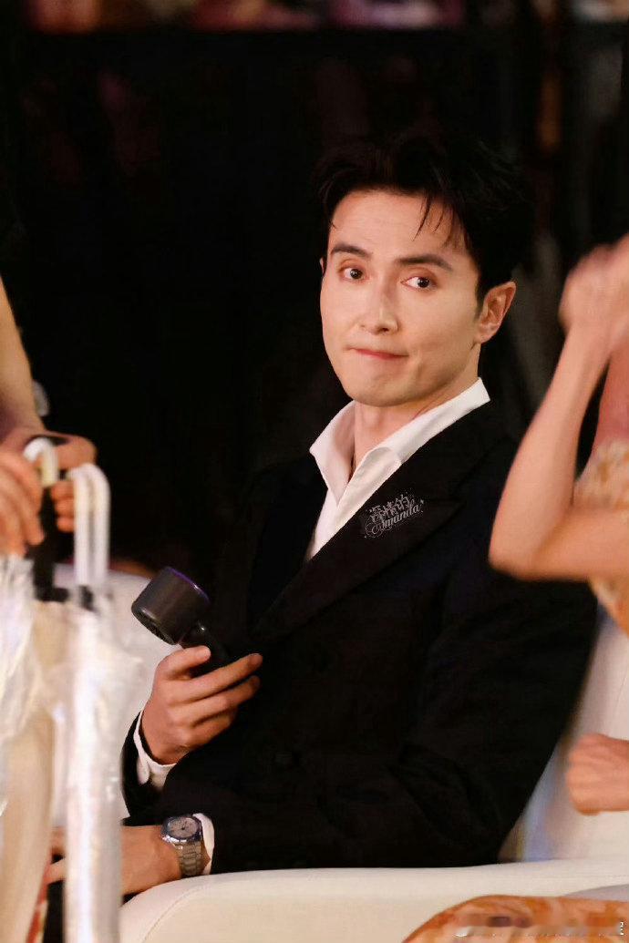 厦门偶遇王丽坤梁洁高伟光 当三位实力派演员相聚厦门，王丽坤梁洁礼服优雅，高伟光西