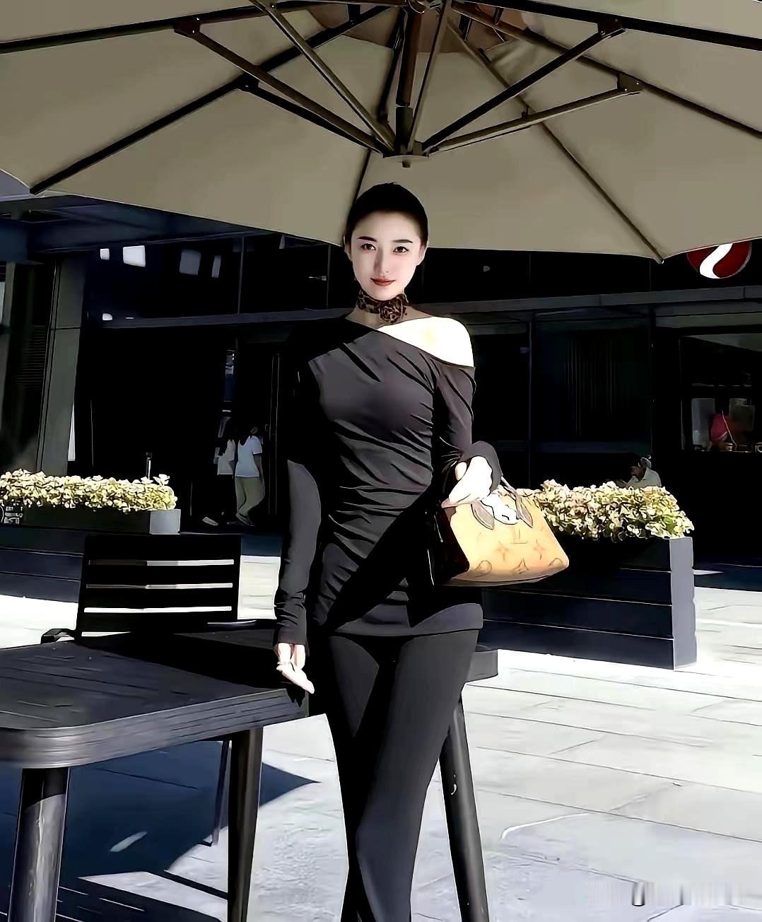 小编说，给大家一个二选一题目，你会选500万现金，还是选这个姑娘啊？
这是一小编