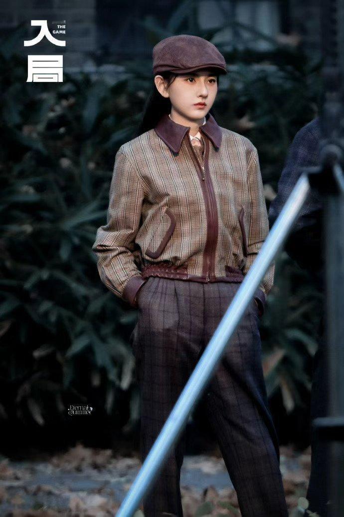 宋祖儿贝雷帽格纹look宋祖儿入局民国拽感路透 宋祖儿贝雷帽格纹look，宋祖儿