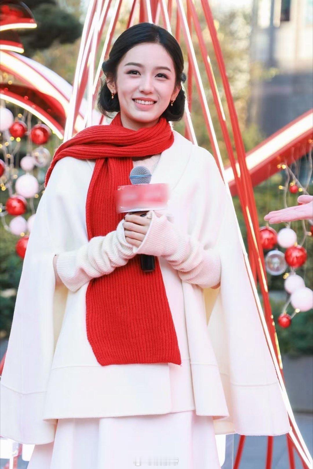 周也跳手势舞好甜 周也的手势舞直接戳中萌点！轻盈的动作搭配甜美的笑容，甜度直接爆