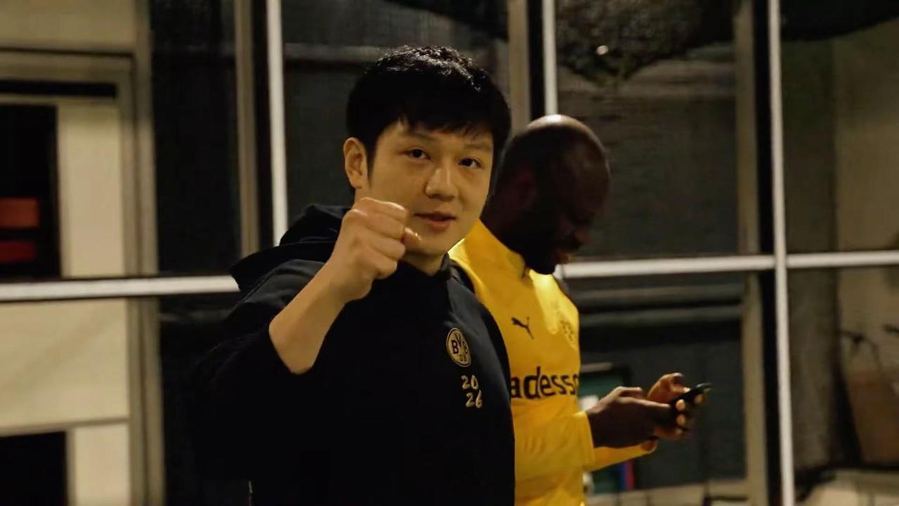 樊振东到访多特蒙德俱乐部，和波尔一起踢足球