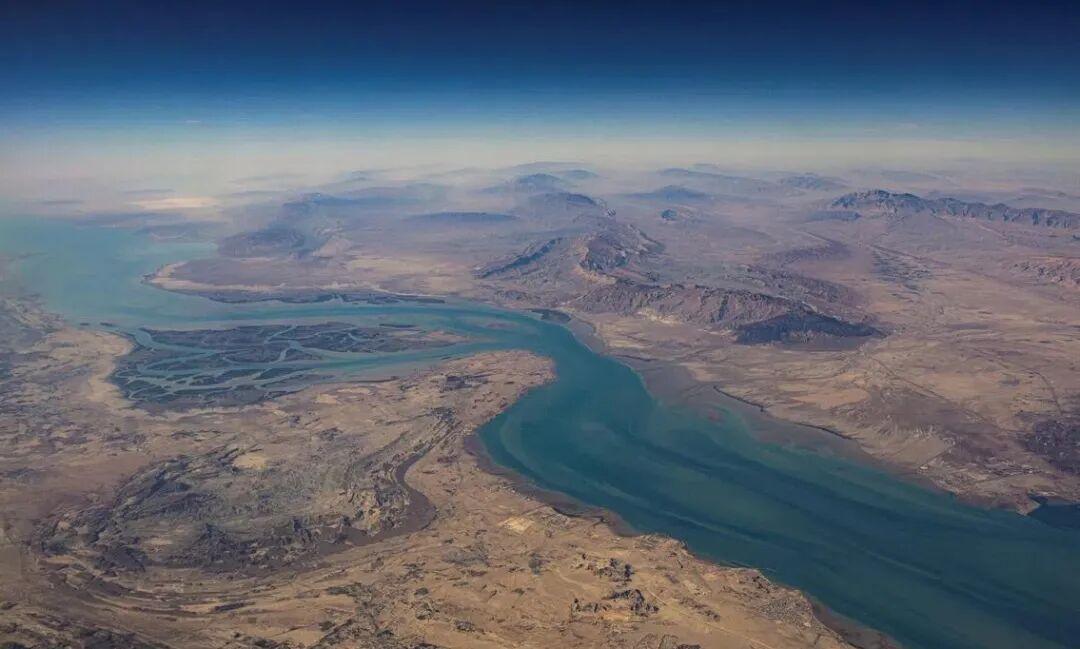 亚洲水域，有950万桶石油在海上飘着！这些石油属于俄罗斯，本来是运往印度的，而印