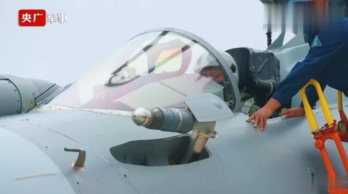 运油20给东部空军某石榴部队空中加油 ​​​