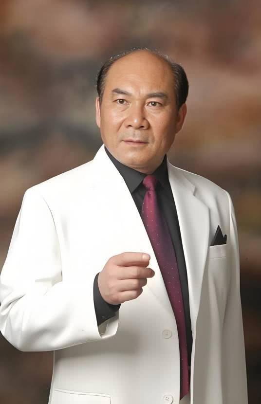 薛勇，河北保定人，总政话剧团二级演员，同时任职北京电影学院艺术学校表演教授，兼具