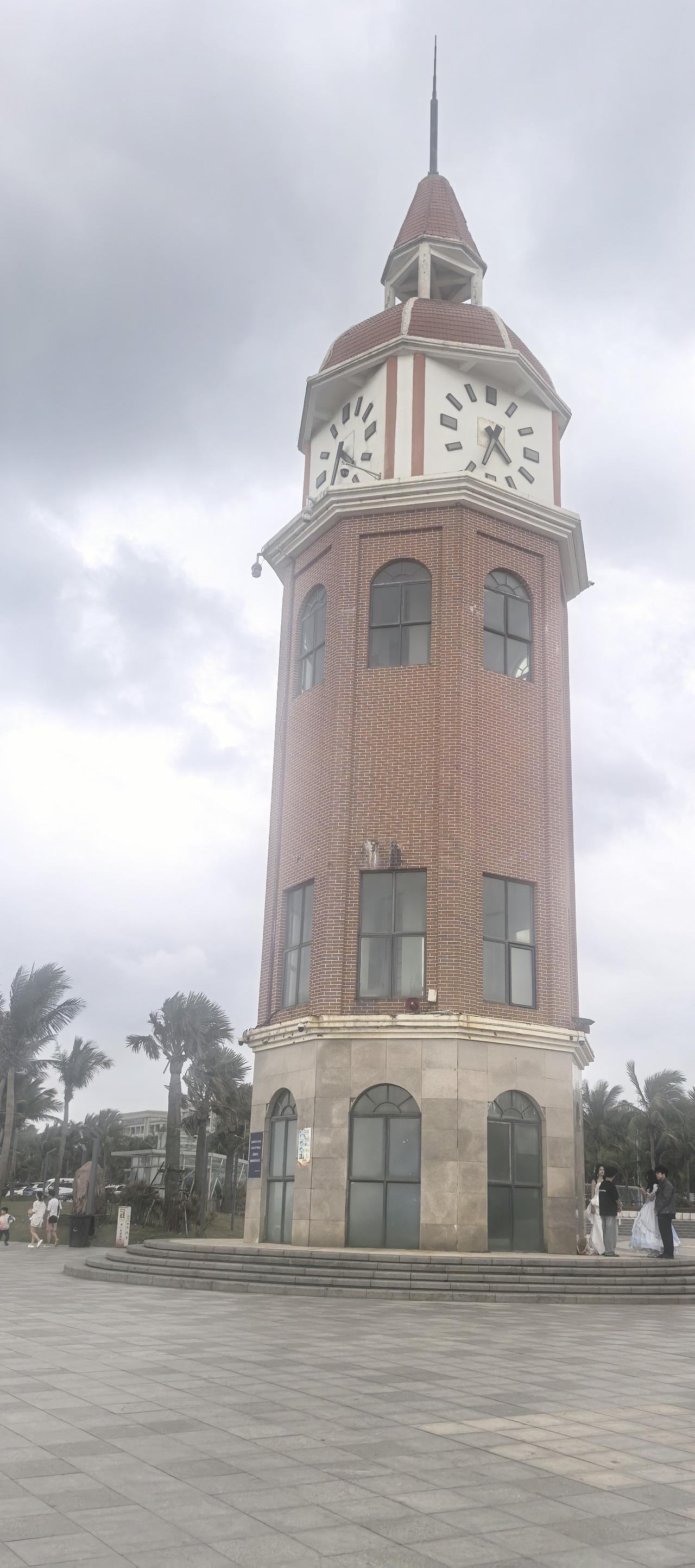 刚刚在海口西海岸买椰子，卖椰子的小贩跟我抱怨说:今天亏大了，刚刚城管罚我200元