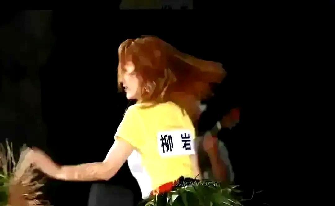 十年前跑男镜头里，柳岩穿热裤摔跤的画面直接怼到观众眼前。
布料少得能看见大腿肌肉