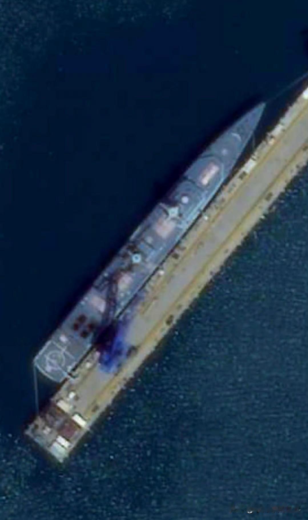 一艘正在中期改进中的051C。 ​​​

051C中期改进，很大概率会用054B