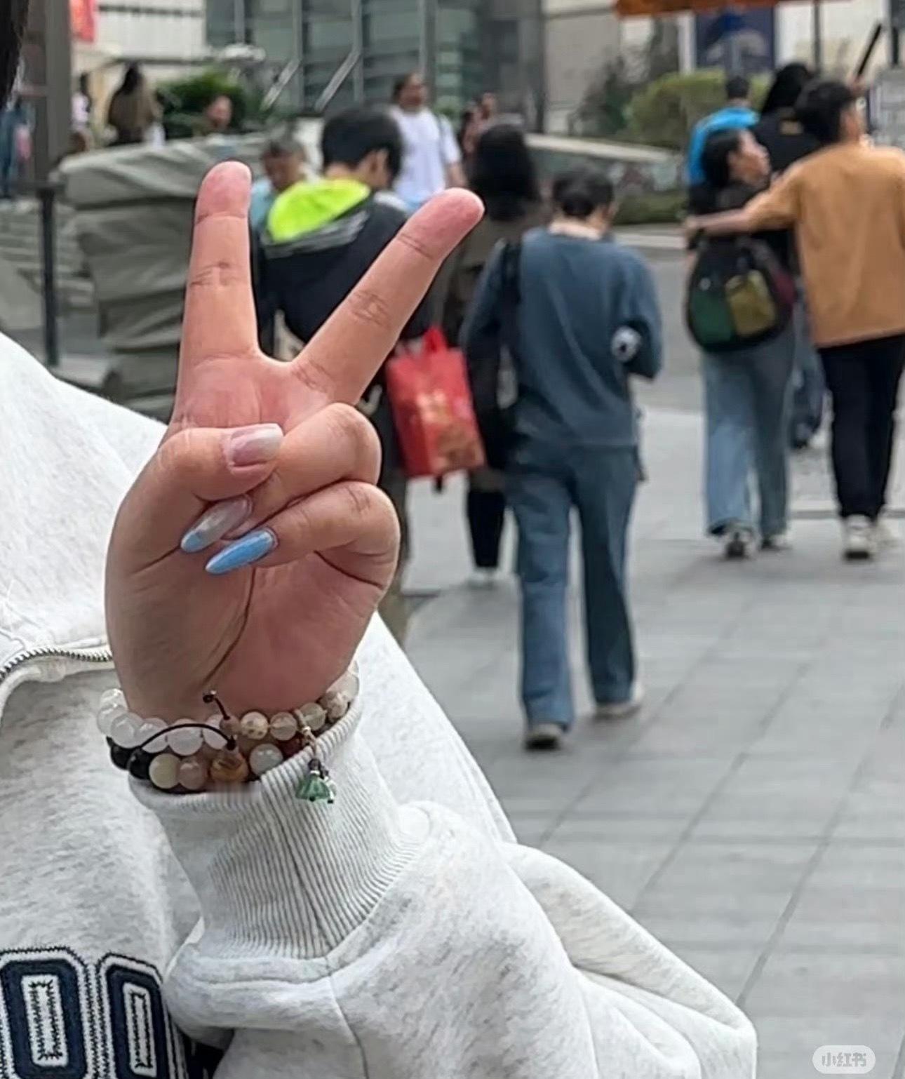 tg 偶遇陈奕恒和妈妈逛街偶遇陈奕恒和妈妈逛商场