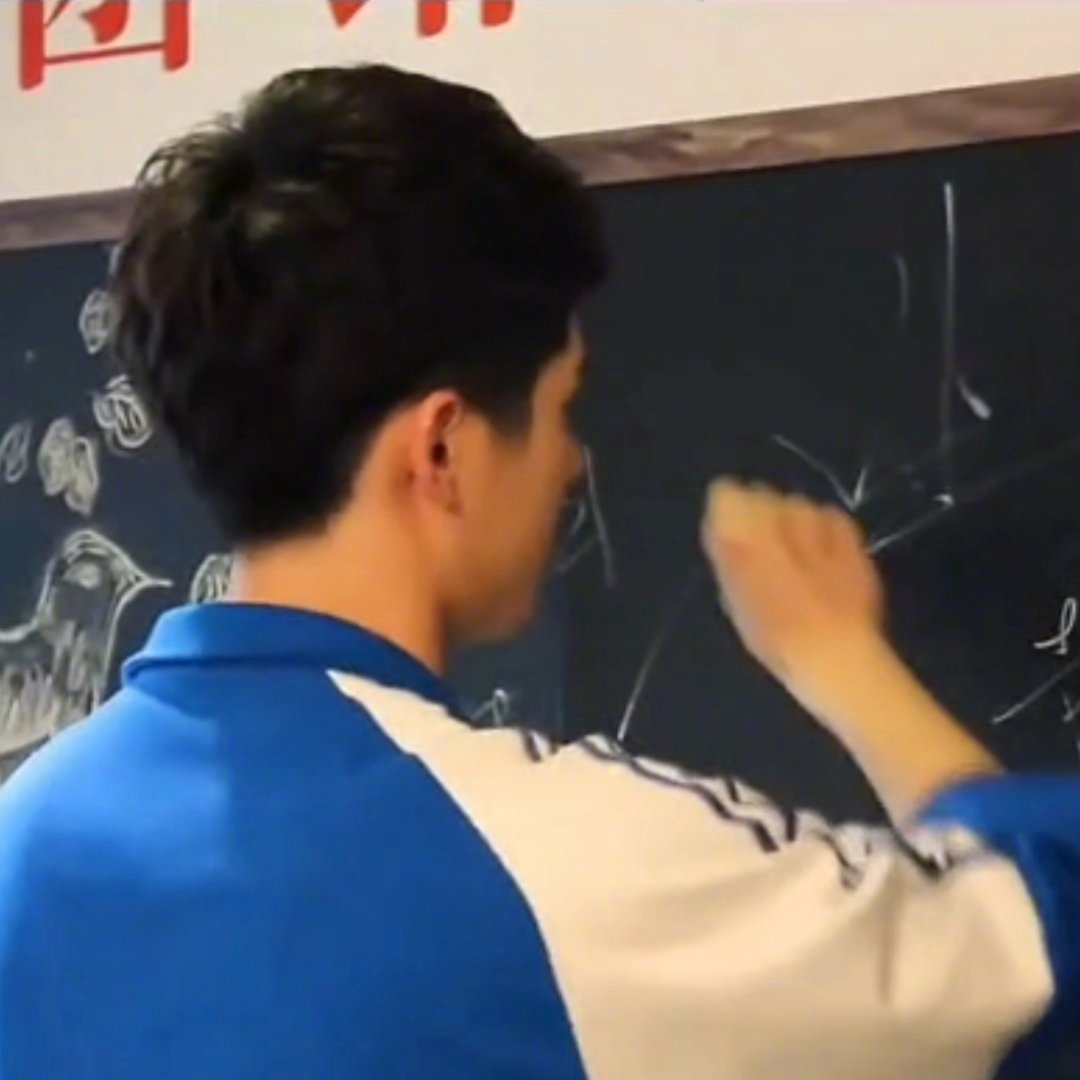 梦回余淮！想起当时陈思成《北京爱情故事》选角的时候说，先让一群同学围在一起做游戏