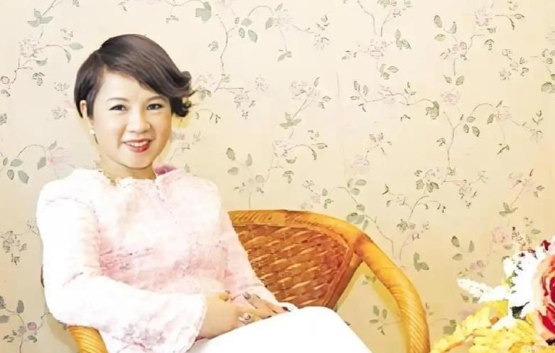 富家女下嫁穷光蛋，助其成首富却癌症病逝，三年后新妻风光进门
用三十年青春陪一个一