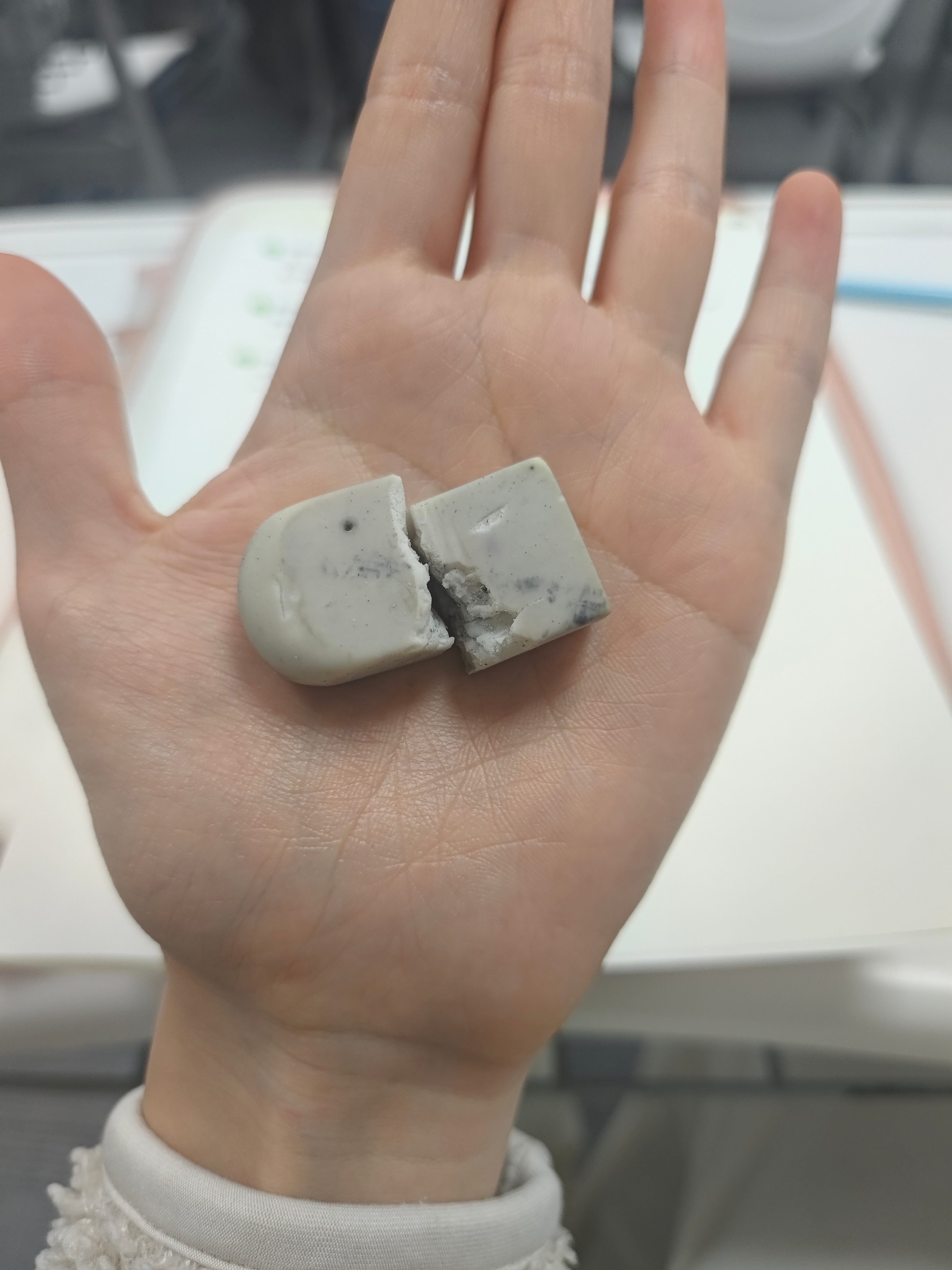 又一块橡皮牺牲了，开学俩月，橡皮就跟当饭吃一样[泪奔][泪奔][泪奔]世界上有没