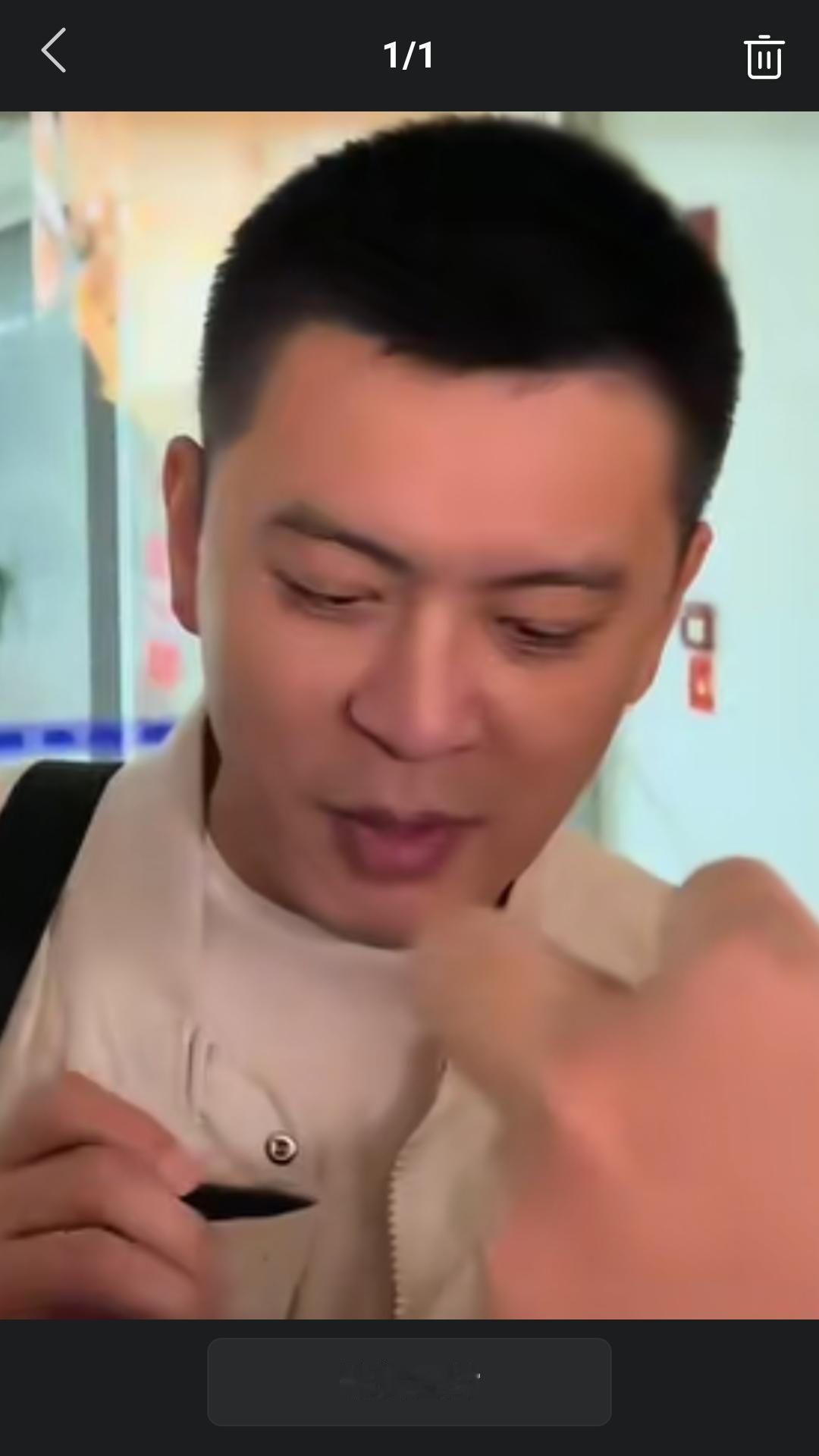 【近日前辽篮主教练杨鸣线下参加活动，给球迷签名时有男性球迷大喊，杨导我爱你，天长