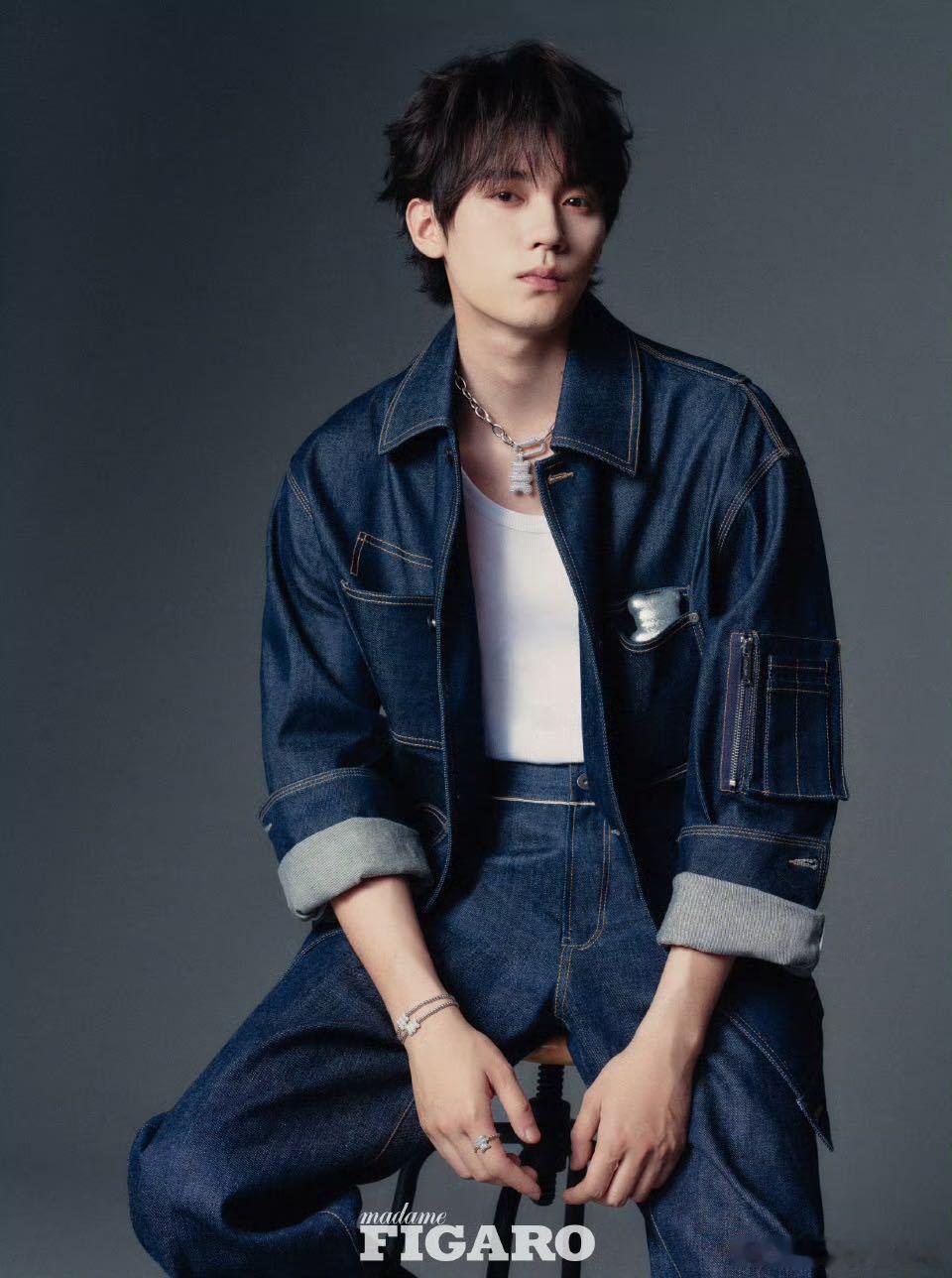 费加罗十一月刊生日封面暴击！周翊然25岁双造型太吸睛～ 牛仔套装自带青春滤镜，少