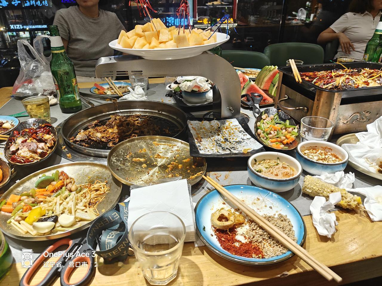 昨天晚上去吃烤肉的店，就在红海新区，就是早市那条街。走着去的话也就半个多小时。平