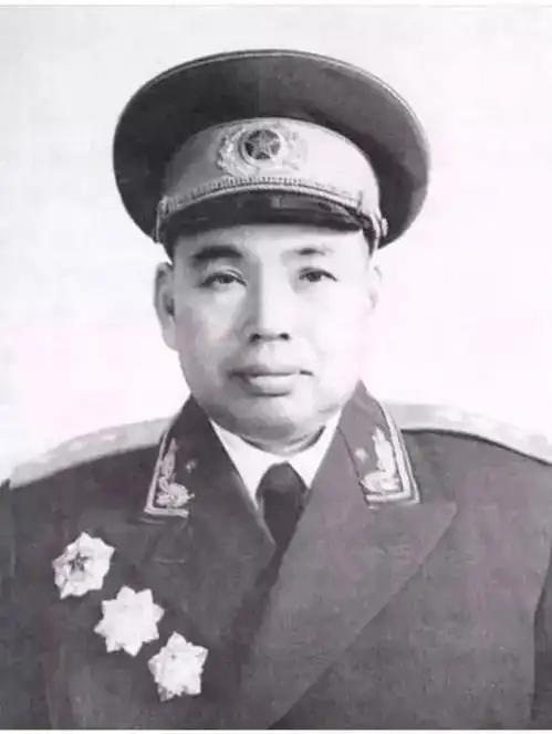 1985年，许世友将军离世。
 
在全国推行火葬的情况下，邓小平却特地批准了土葬