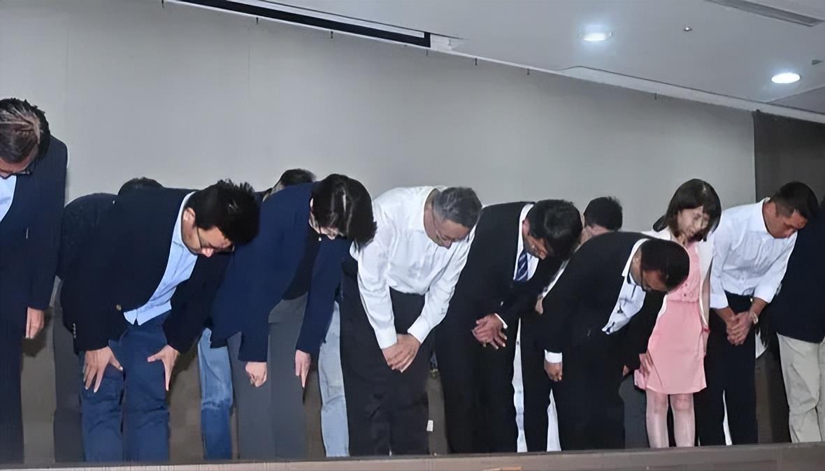 快讯：柯文哲率领党团管理人员鞠躬道歉！柯文哲近期面临多重争议，其中包括备受瞩目的