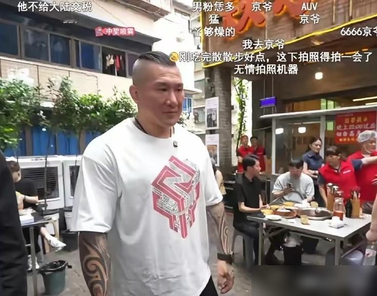 网红馆长去了张雪机车，去了沙坪坝磁器口，但他们没去紧邻的渣滓洞和白公馆。

说实