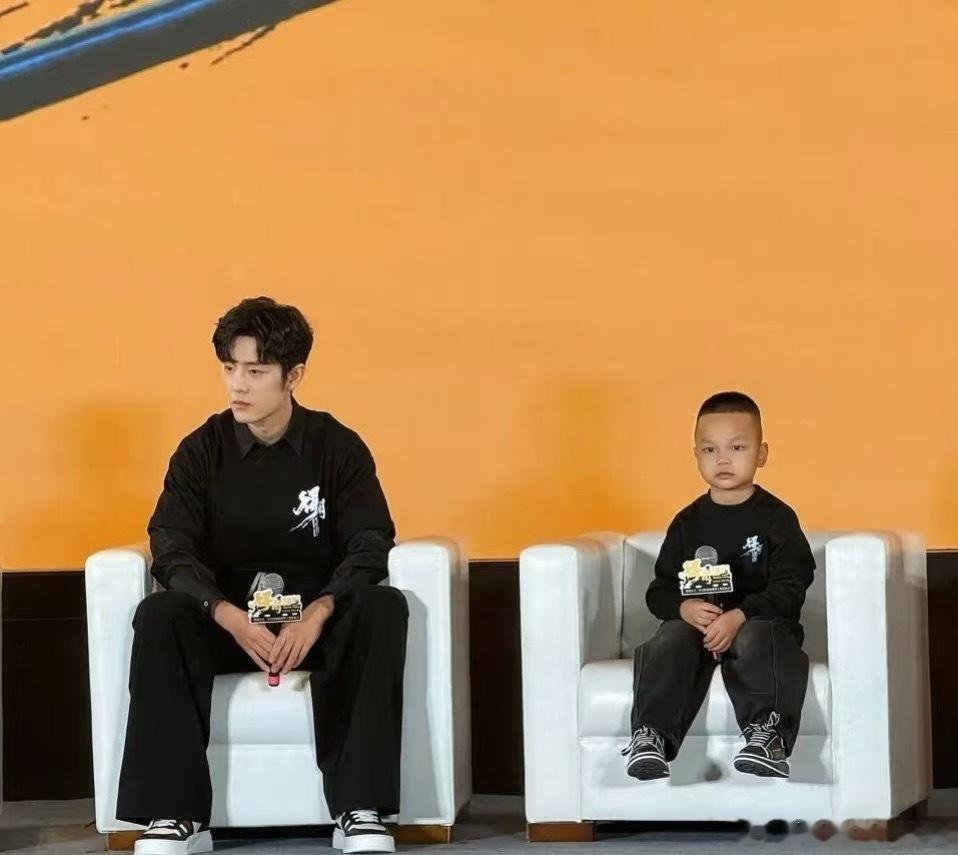 这不是“大头儿子和小头爸爸”吗😂画风好奇特 