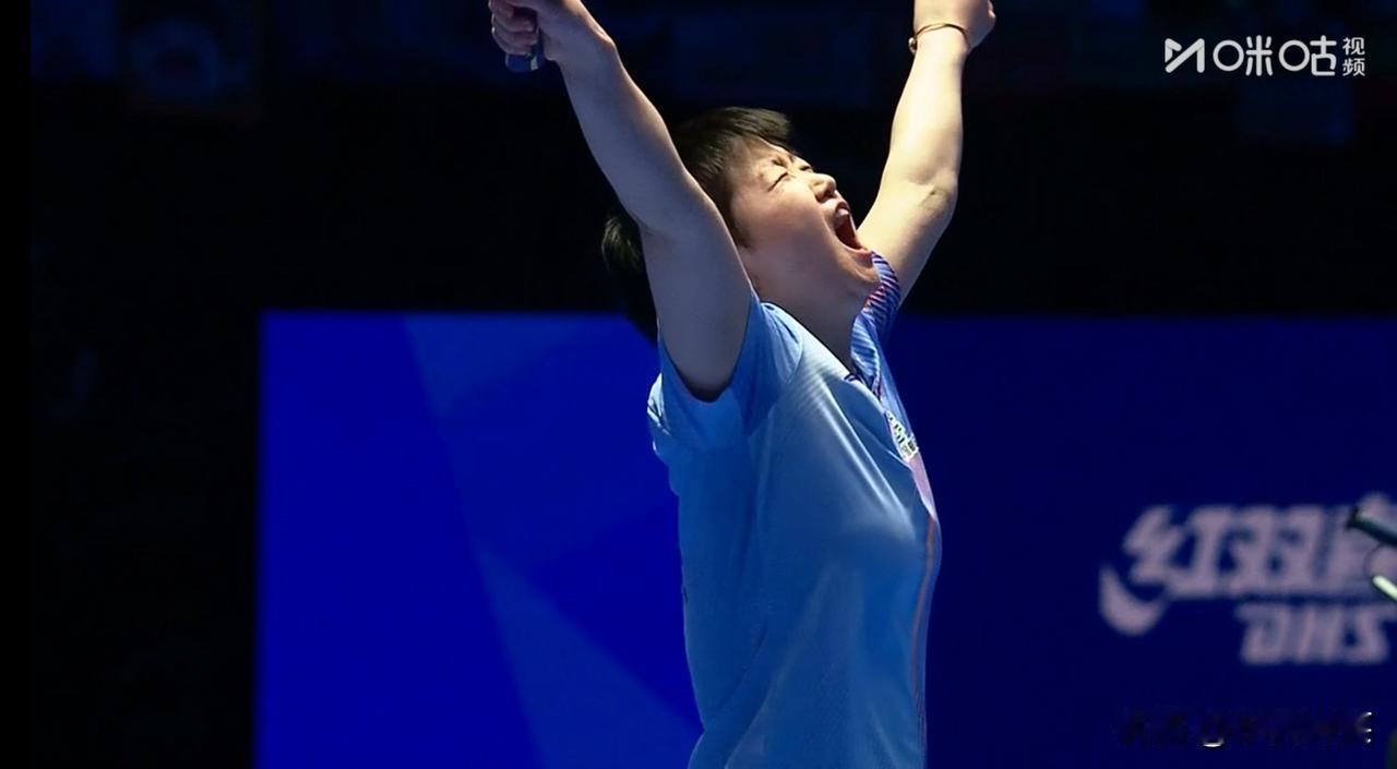 孙颖莎没有受到决胜局擦边球的影响，还是迅速调整状态投入比赛，确实有一颗大心胀。