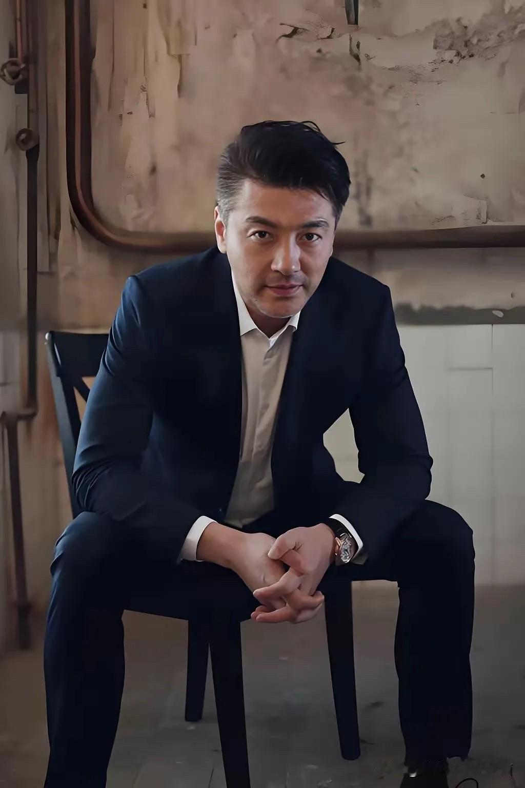 八九十年代，我们经常看到的是像照片中这一位男演员这样，浓眉大眼，鼻子又高又挺的，