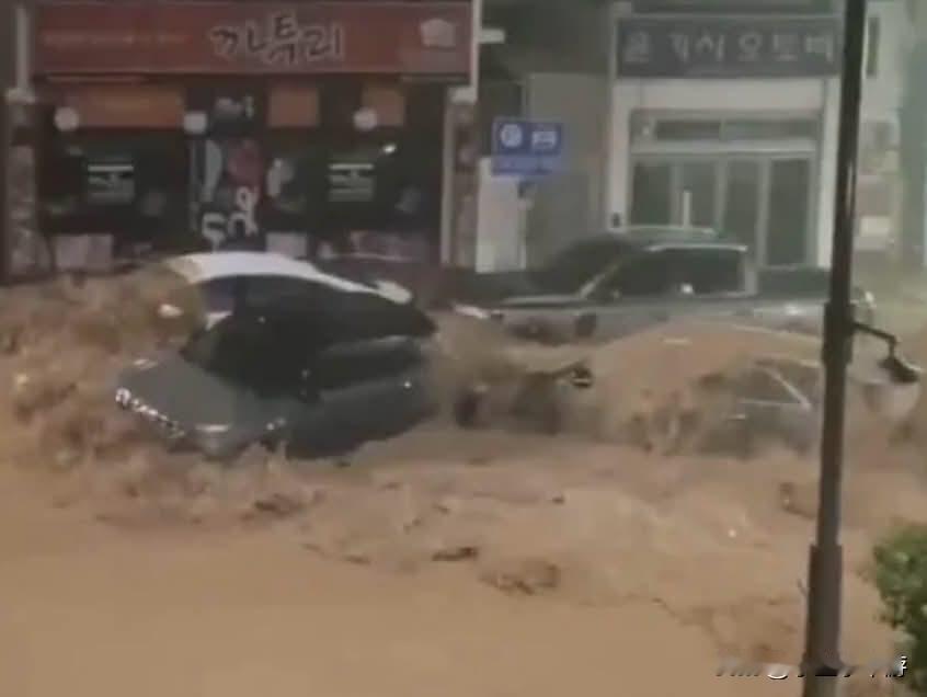 韩国南海岸巨济、统营遭遇特大暴雨洪灾，车辆遭冲走、山崩埋公寓，灾情通报超2300