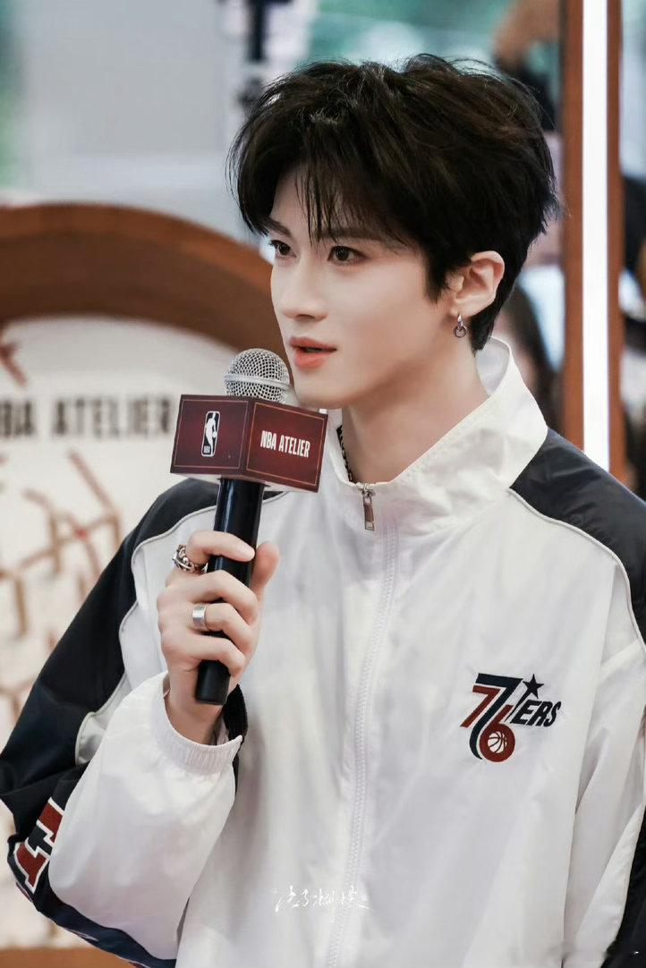 闫桉线下人气闫桉单边耳钉造型🥰沉浸式感受闫桉线下顶流人气，密密麻麻全是奔赴而来
