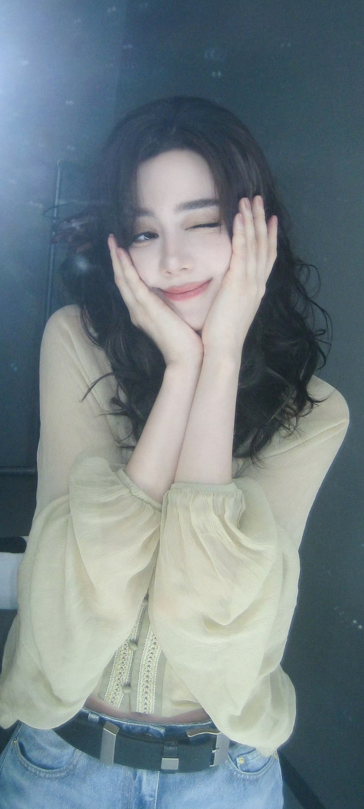 迪丽热巴慵懒感卷发随拍晚安❤️​​​