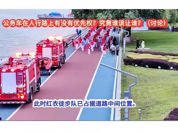 不服老就服这群爷爷奶奶，暴走团愣是走出“此路是我开”的气势。

排成那么大一个方