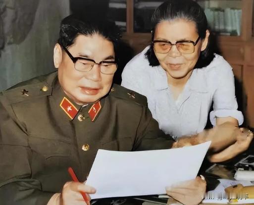 1990年，79岁的杨得志新婚，迎娶了石莉，结婚当晚，杨老将军握着石莉的手，动情